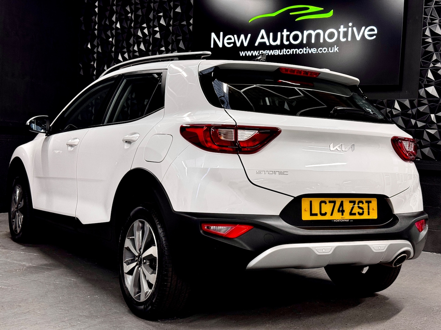 Used Kia Stonic 2024 for sale - 77762548: Photo 2