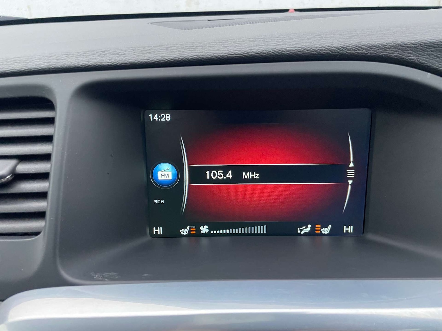 Used Volvo V60 2015 for sale - 77420174: Photo 24