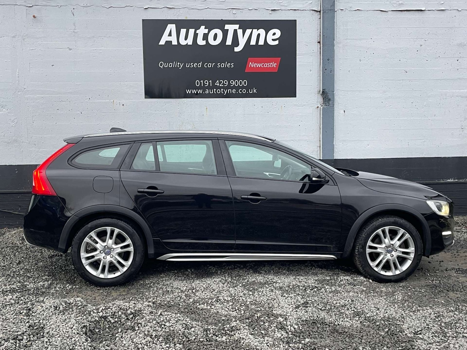 Used Volvo V60 2015 for sale - 77420174: Photo 4