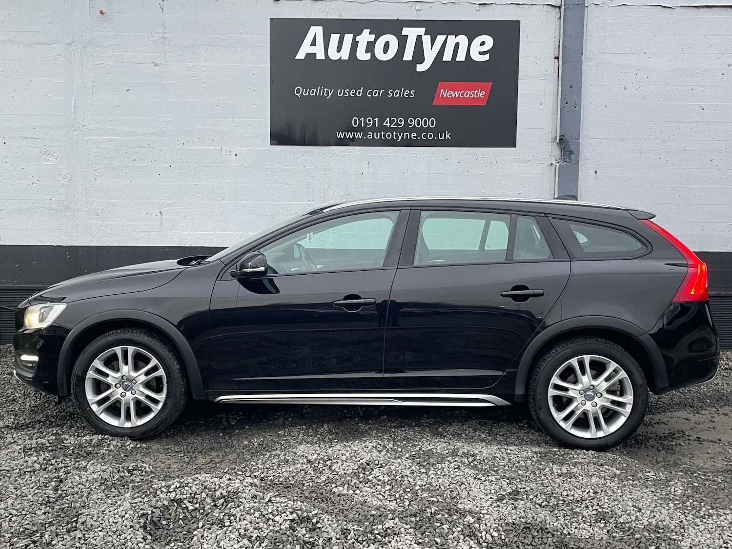 Used Volvo V60 2015 for sale - 77420174: Photo 5