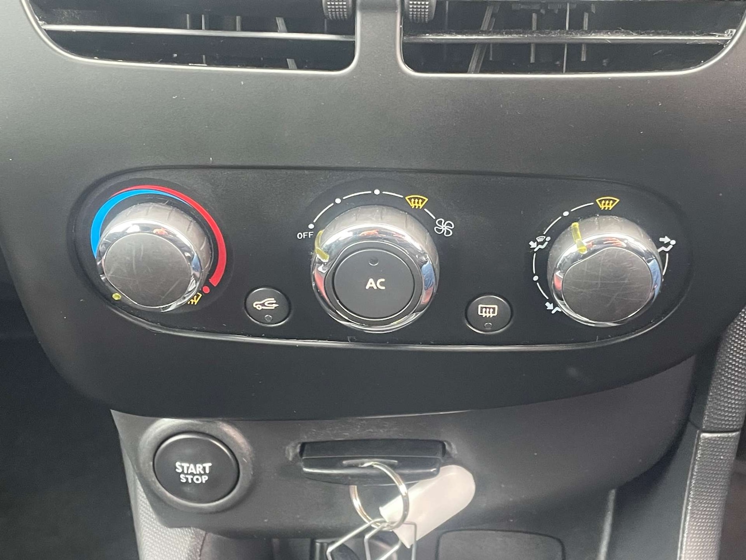 Used Renault Clio 2014 for sale - 76449810: Photo 19