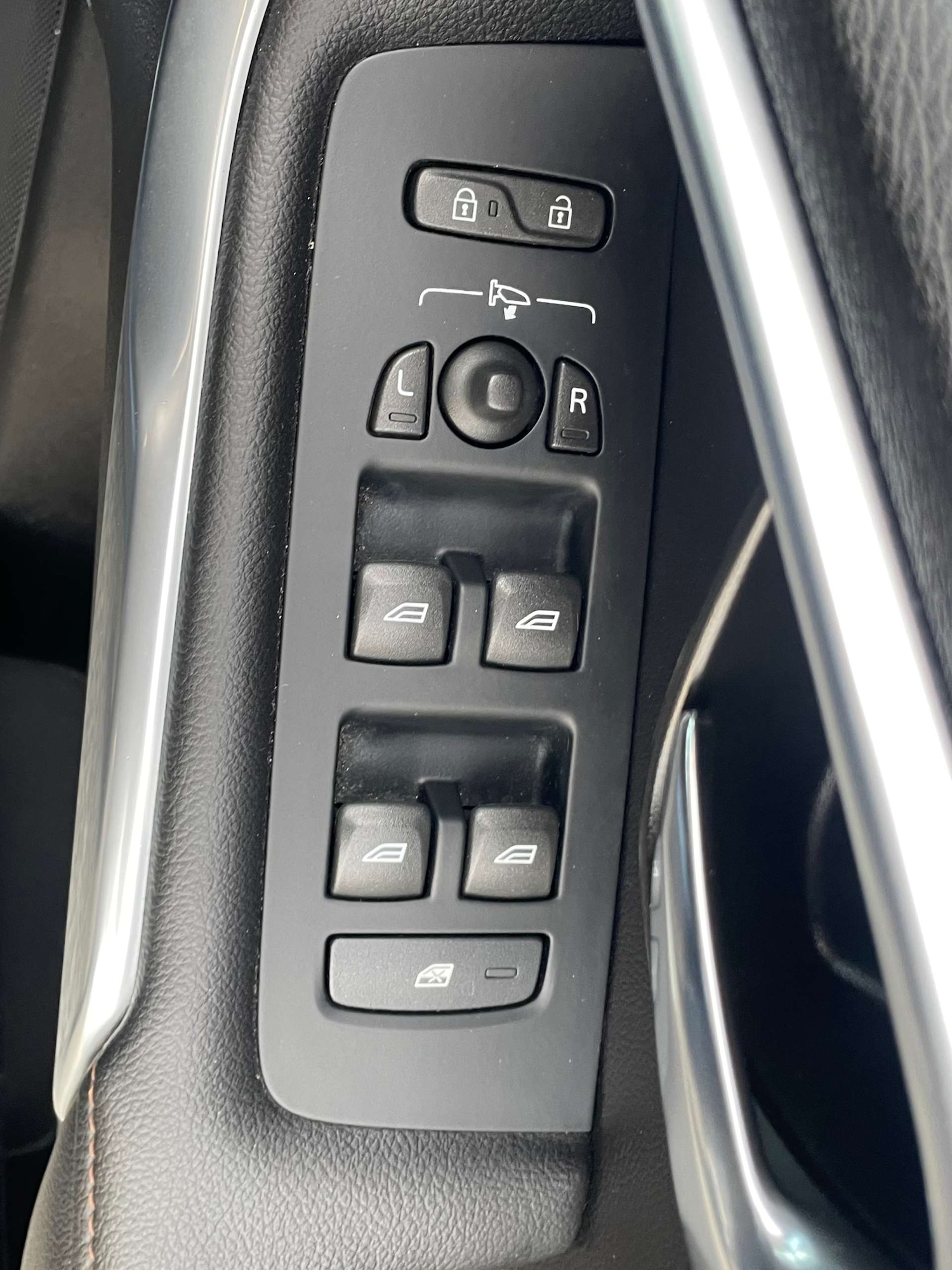 Used Volvo V40 2015 for sale - 76449774: Photo 10