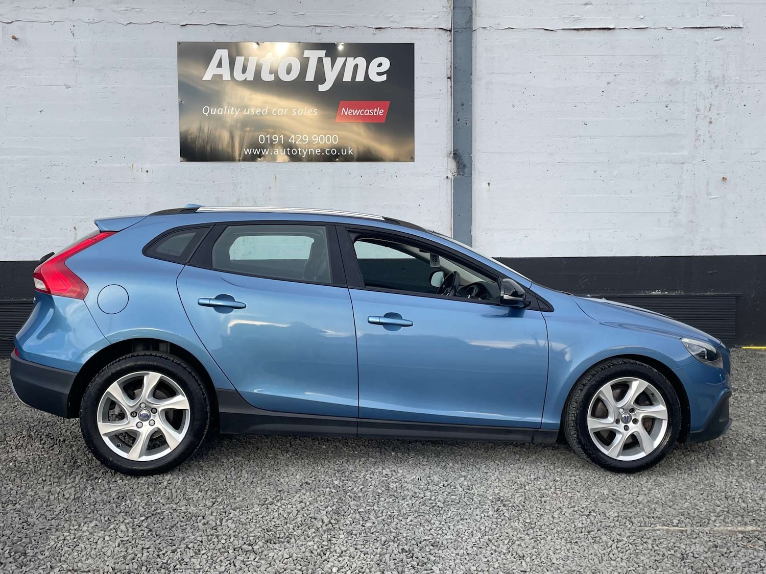 Used Volvo V40 2015 for sale - 76449774: Photo 4