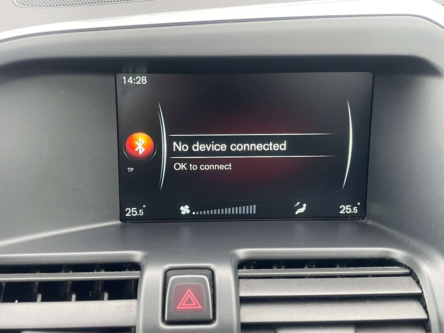 Used Volvo XC60 2014 for sale - 77975379: Photo 17