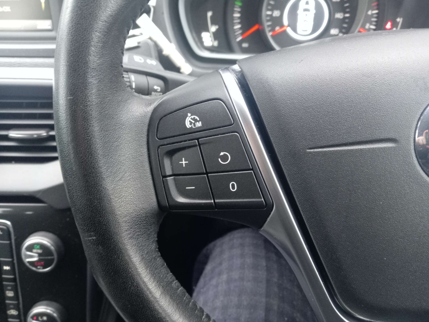 Used Volvo V40 2019 for sale - 76845387: Photo 13