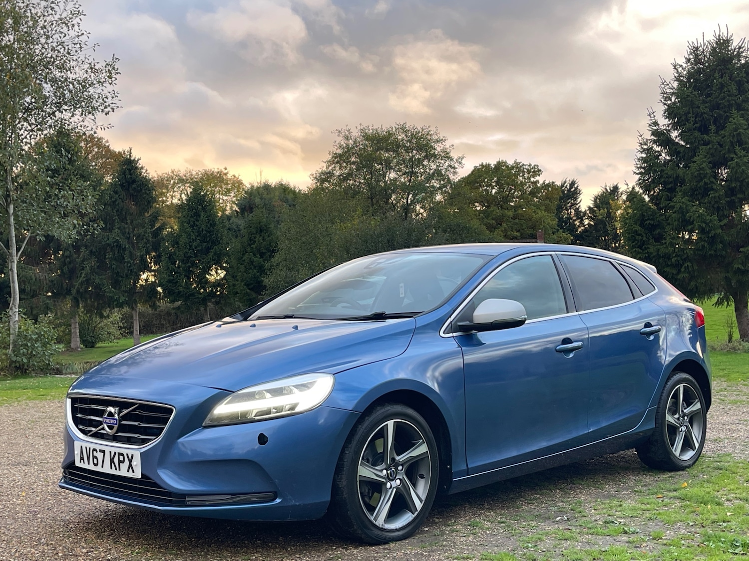 Used Volvo V40 2017 for sale - 76380367: Photo 2