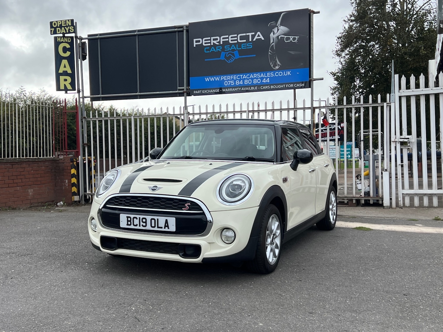Used MINI Hatch 2019 for sale - 76392352: Photo 1