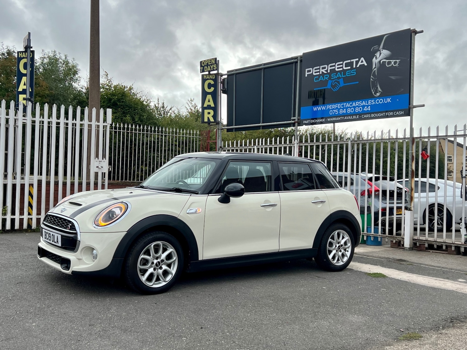 Used MINI Hatch 2019 for sale - 76392352: Photo 2