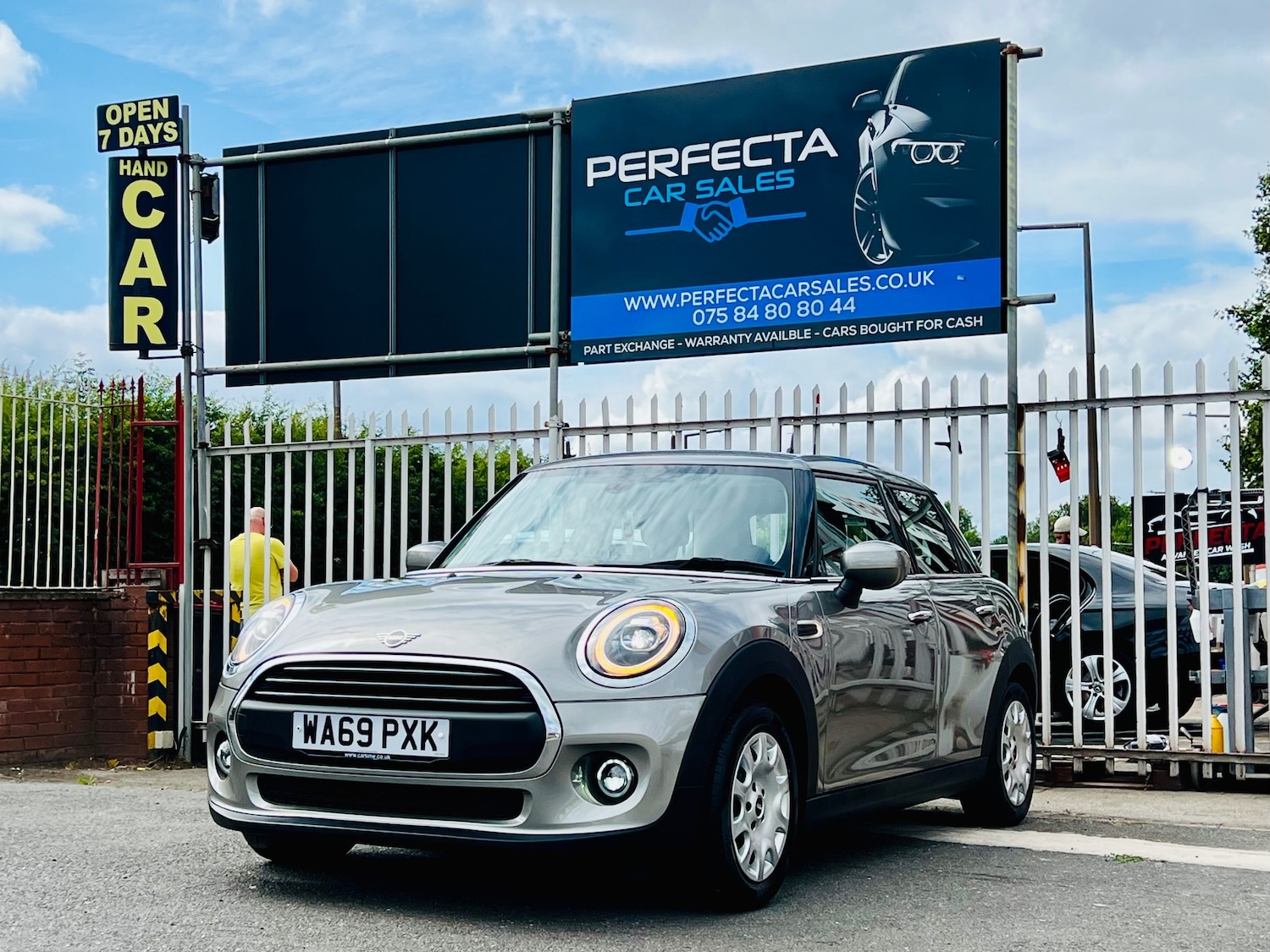 Used MINI Hatch 2019 for sale - 76418553: Photo 1