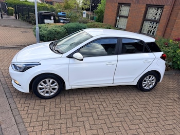 Used Hyundai i20 2017 for sale - 79609080: Photo