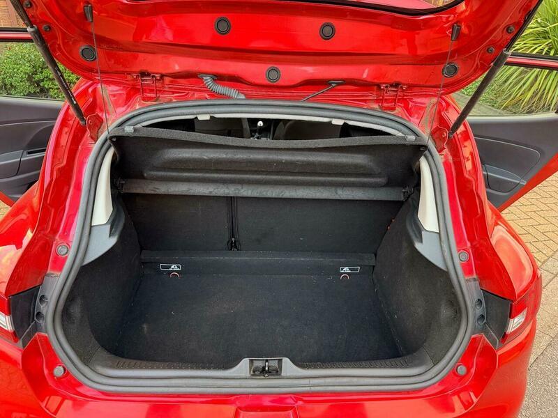 Used Renault Clio 2015 for sale - 76703633: Photo 36