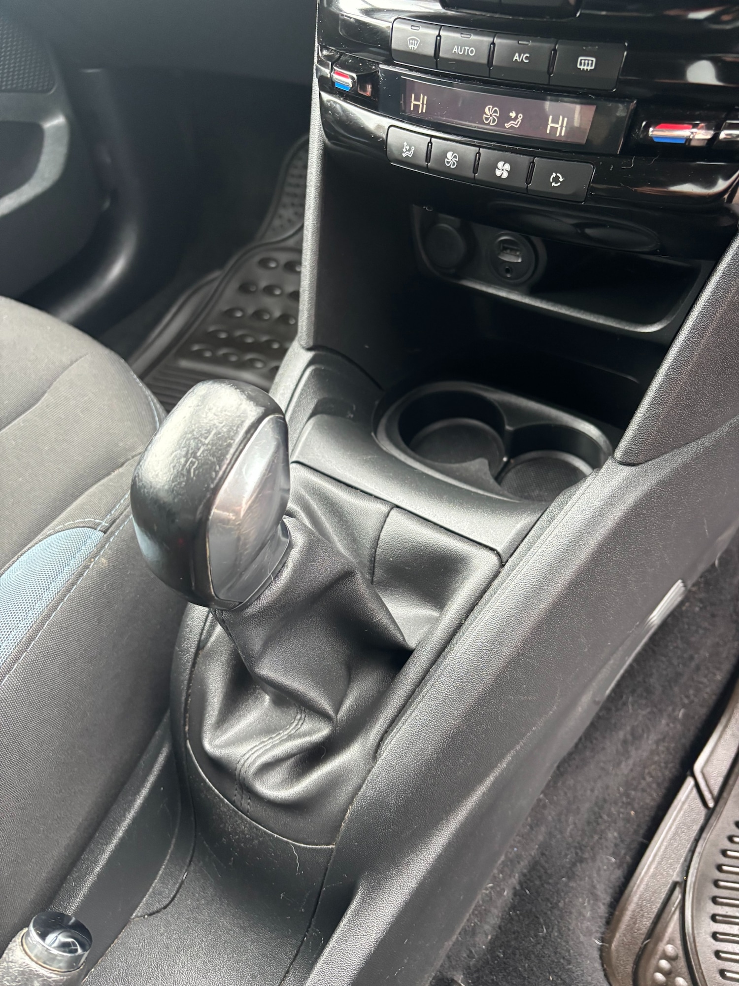 Used Peugeot 208 2013 for sale - 76484256: Photo 25