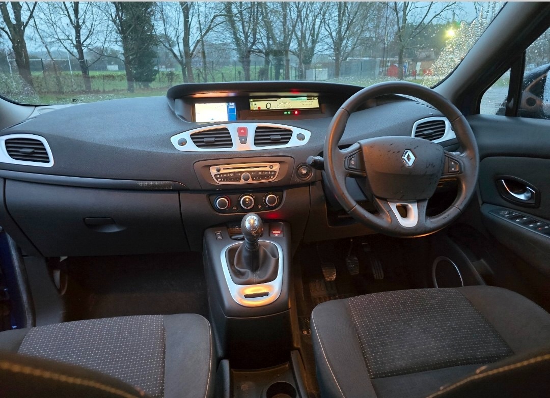 Used Renault Grand Scenic 2010 for sale - 76984600: Photo 9