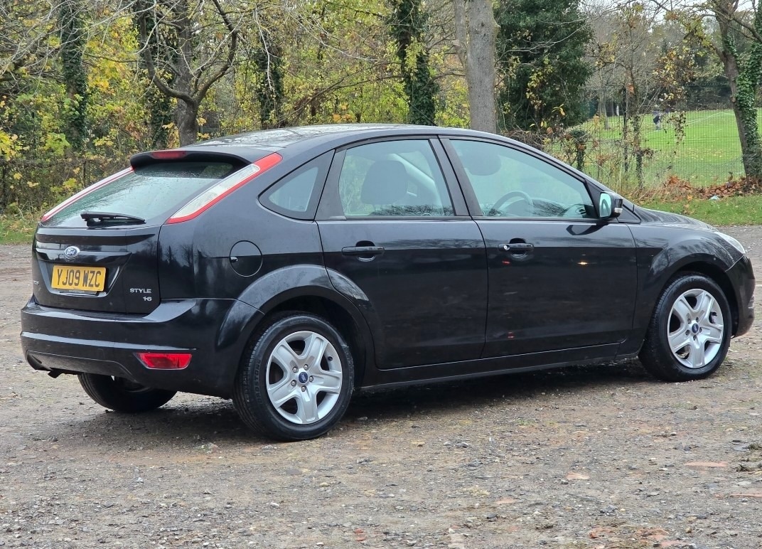 Used Ford Focus 2010 for sale - 76662456: Photo 2