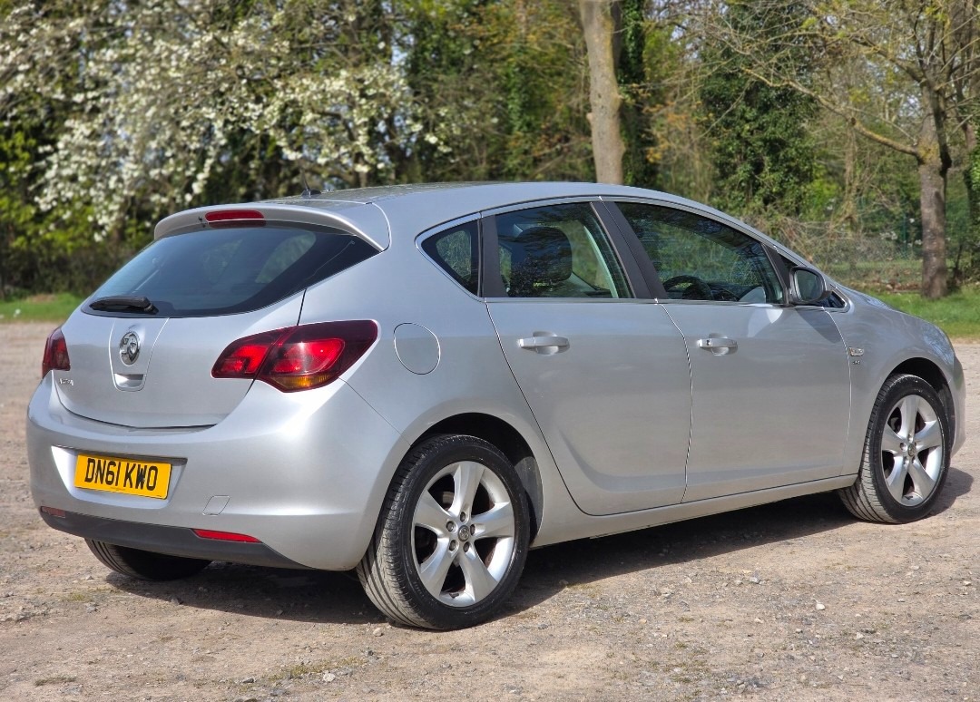 Used Vauxhall Astra 2012 for sale - 78202252: Photo 1