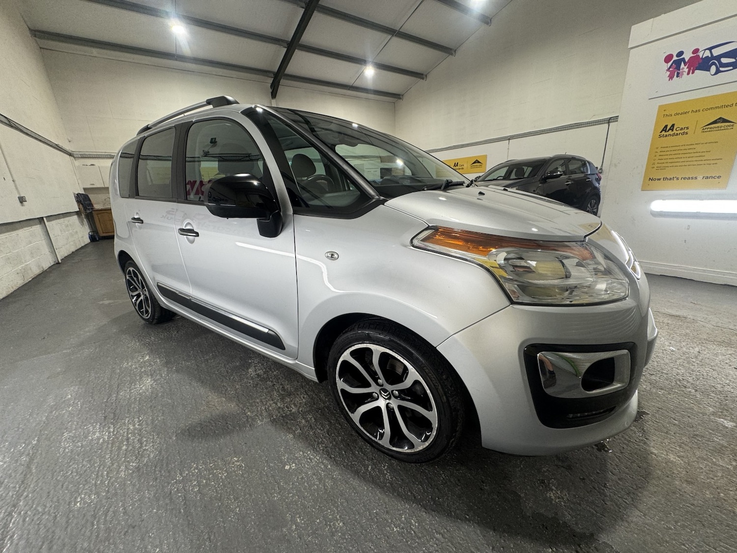 Used Citroen C3 Picasso 2017 for sale - 76712353: Photo 4