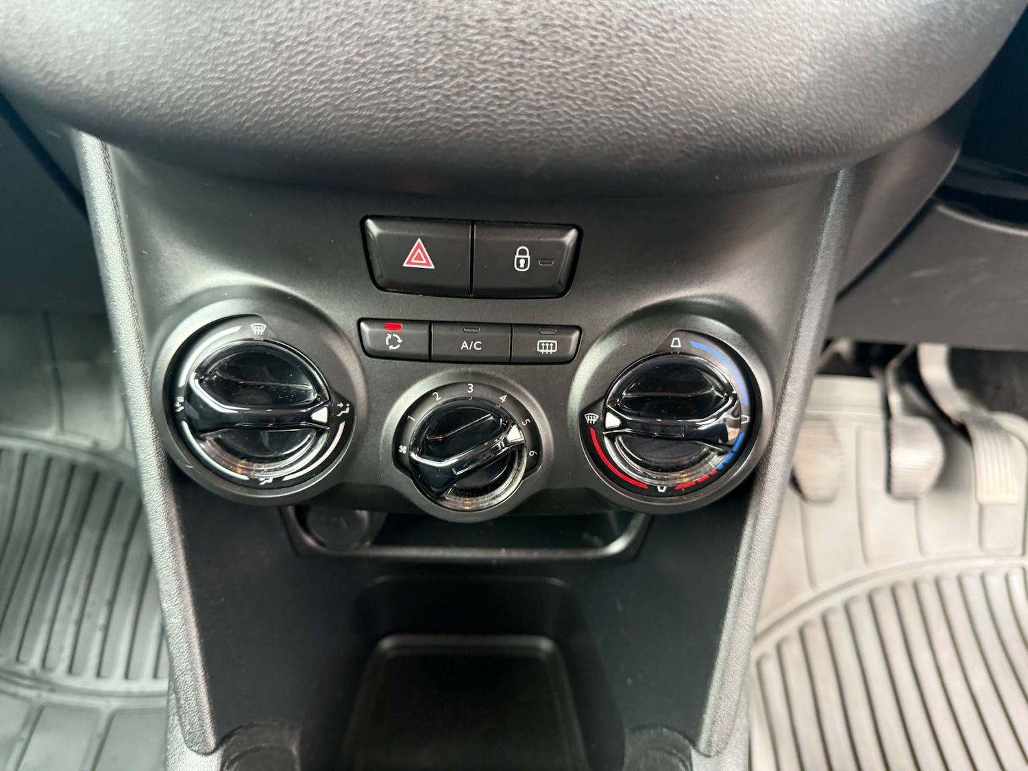 Used Peugeot 208 2013 for sale - 76351998: Photo 25