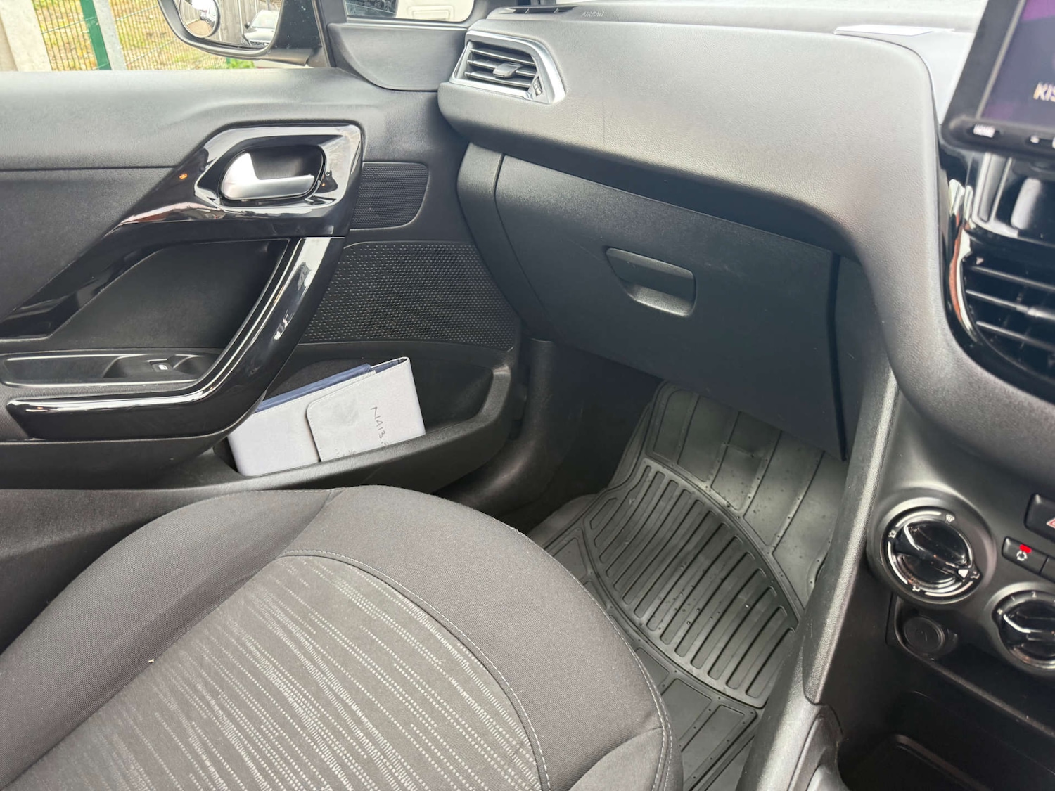 Used Peugeot 208 2013 for sale - 76351998: Photo 28