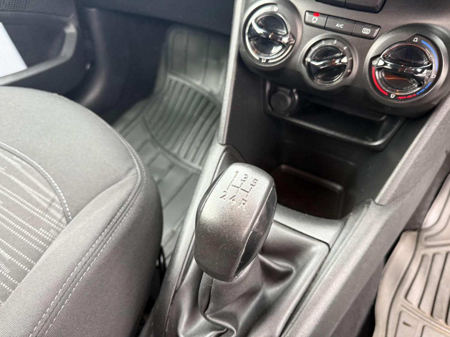 Used Peugeot 208 2013 for sale - 76351998: Photo 29