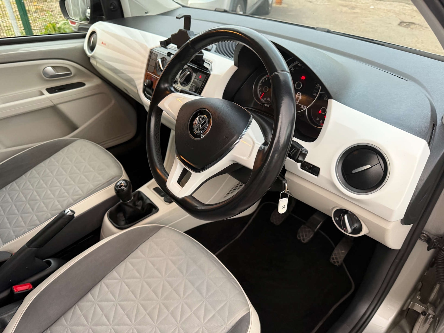 Used Volkswagen up! 2020 for sale - 76483216: Photo 28