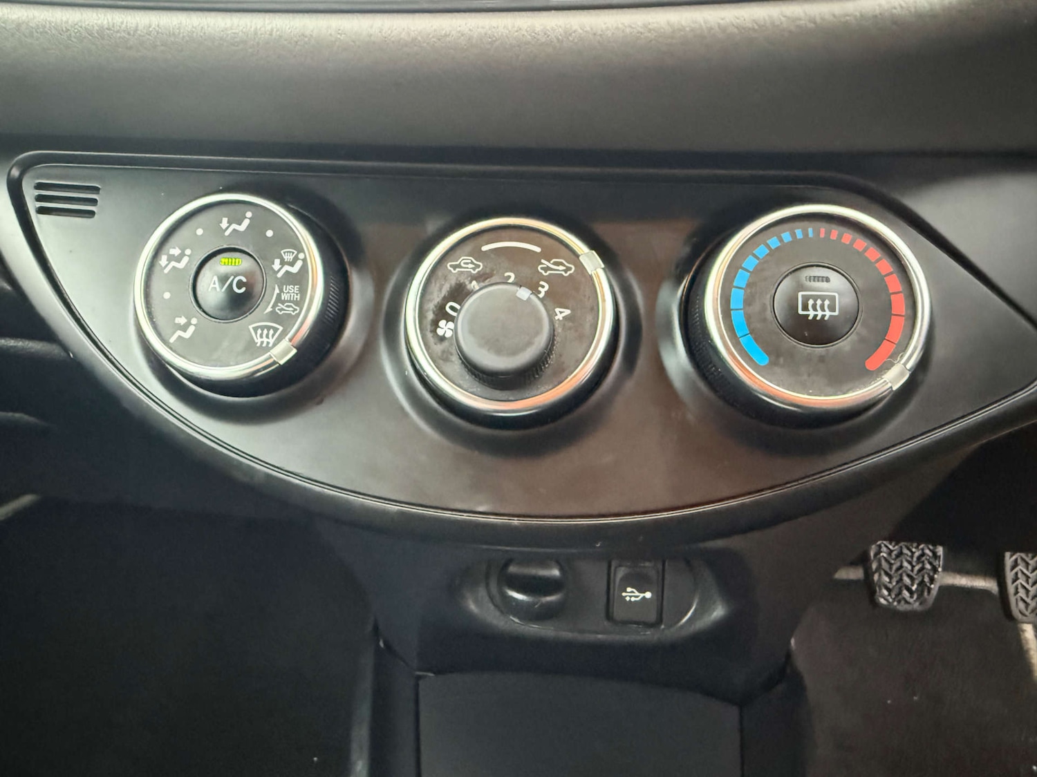 Used Toyota Yaris 2017 for sale - 76854623: Photo 36