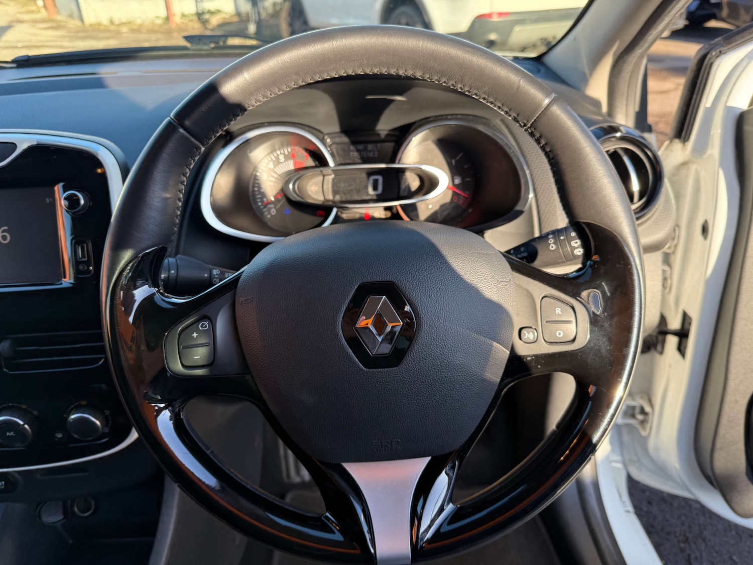 Used Renault Clio 2016 for sale - 76651363: Photo 28