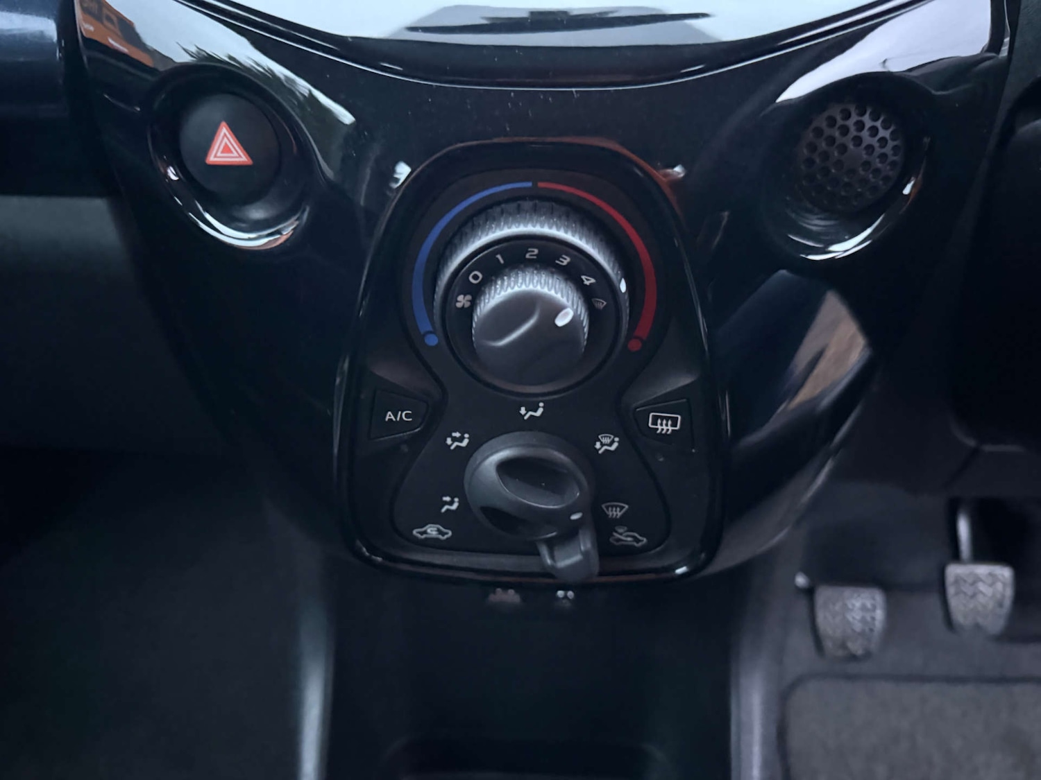 Used Toyota AYGO 2015 for sale - 77392230: Photo 25