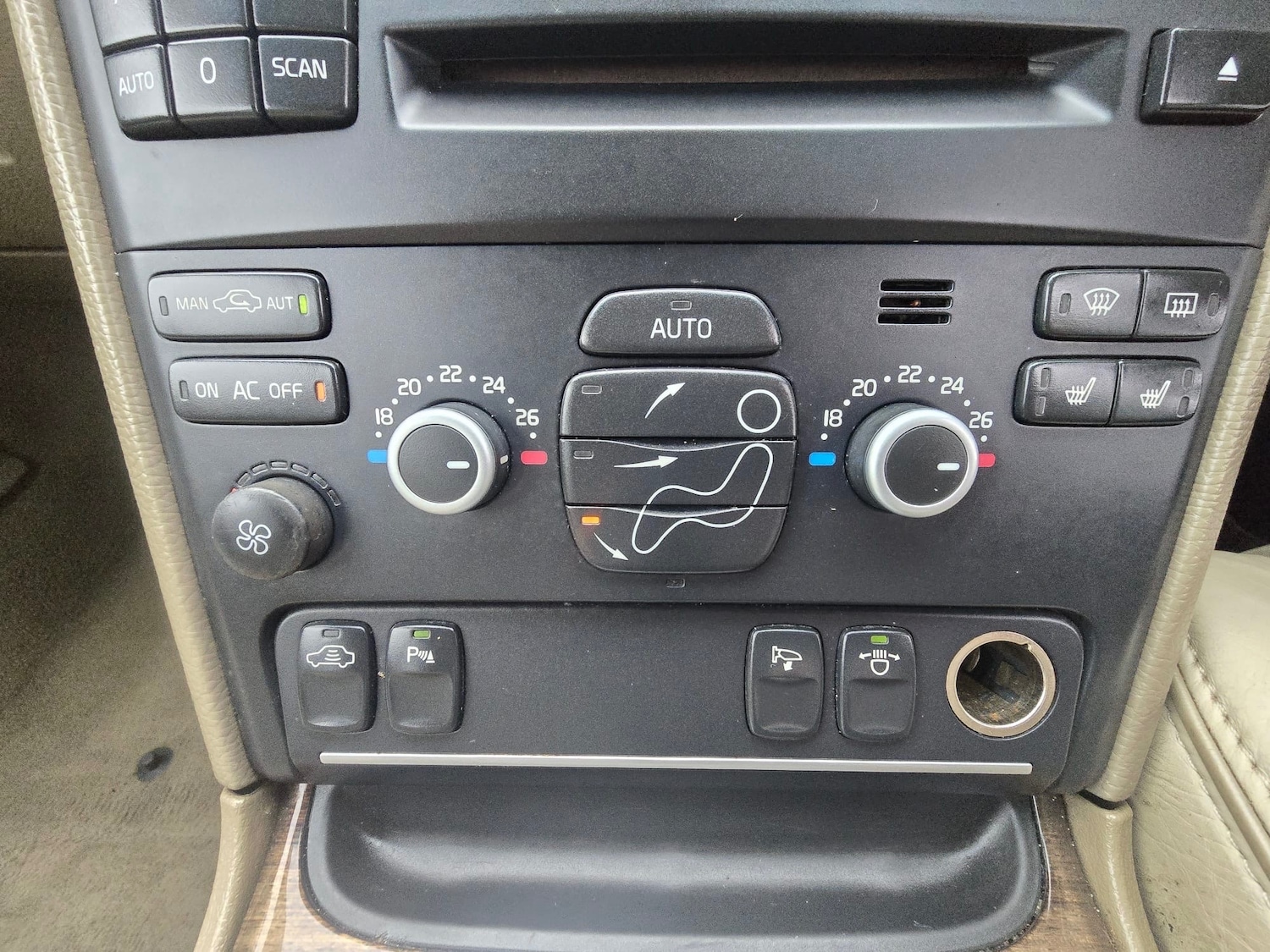 Used Volvo XC90 2011 for sale - 76856592: Photo 17