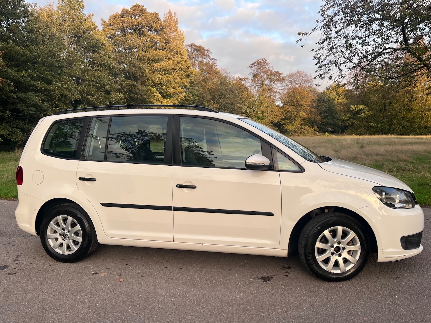 Used Volkswagen Touran 2011 for sale - 76311746: Photo 2