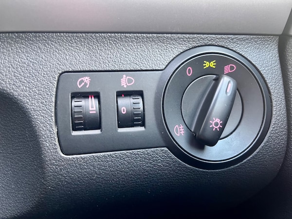Used Volkswagen Touran 2011 for sale - 76311746: Photo 32