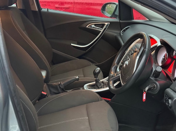 Used Vauxhall Astra 2013 for sale - 76264442: Photo 2