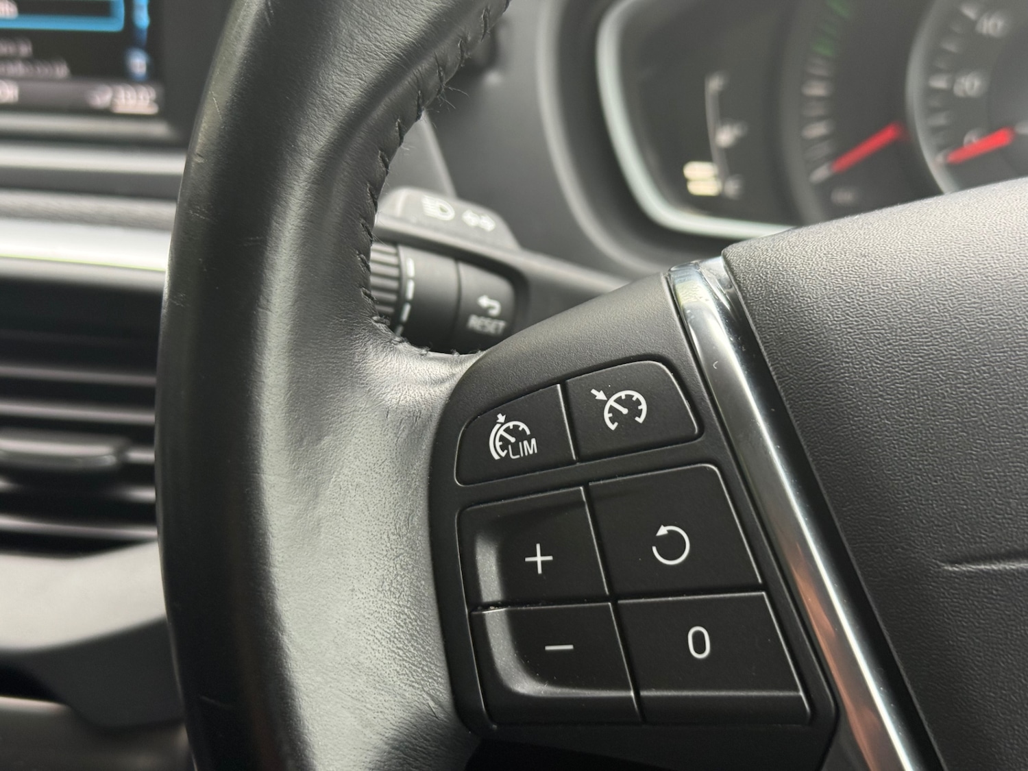 Used Volvo V40 2013 for sale - 76082854: Photo 23