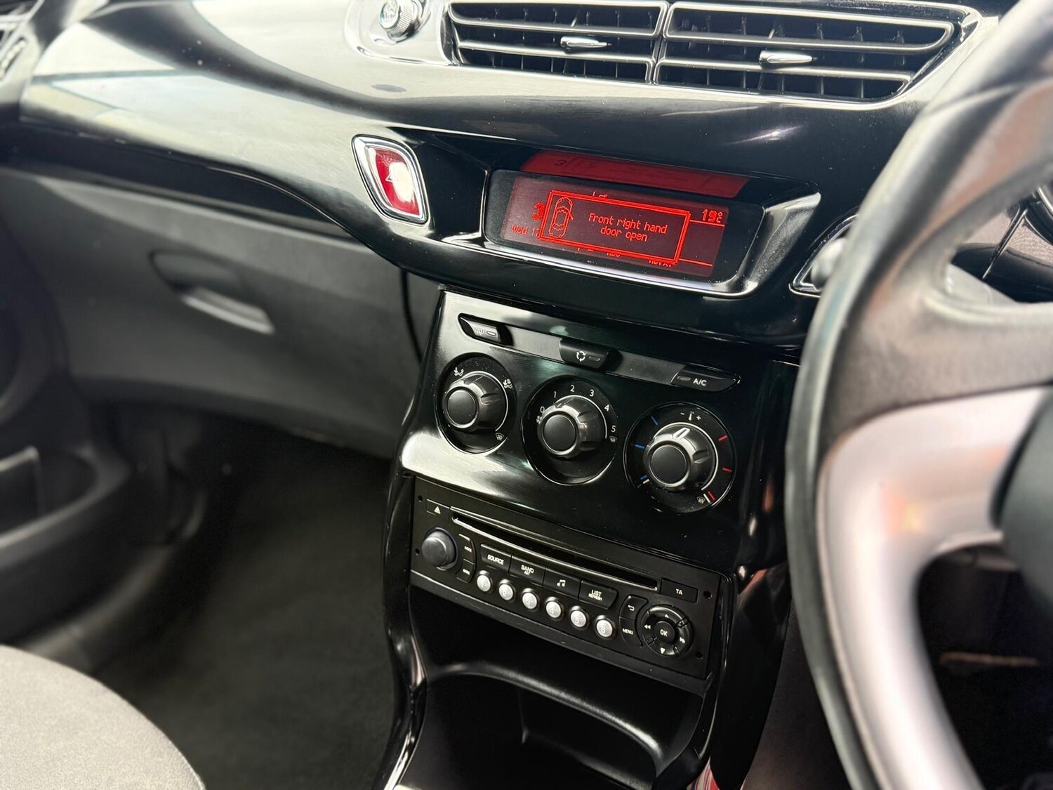 Citroen DS3 (64) - 1.6 e-HDi DStyle Euro 5 (s/s) 2dr - Image 19