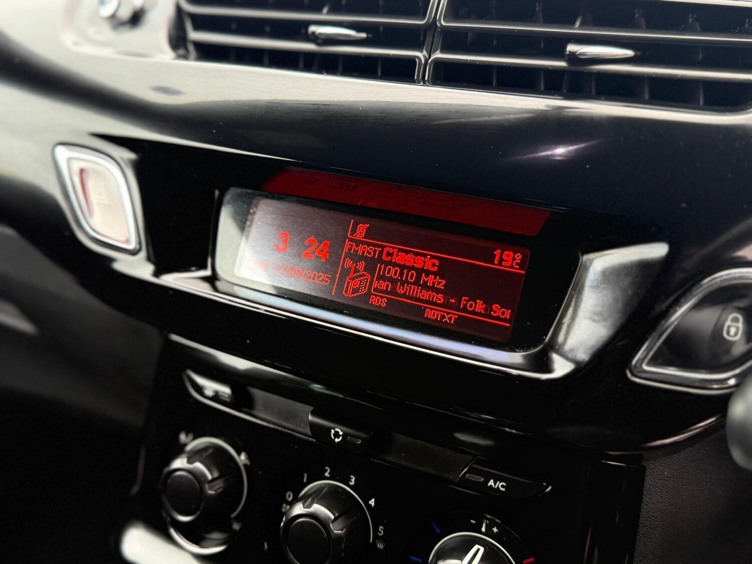 Citroen DS3 (64) - 1.6 e-HDi DStyle Euro 5 (s/s) 2dr - Image 25
