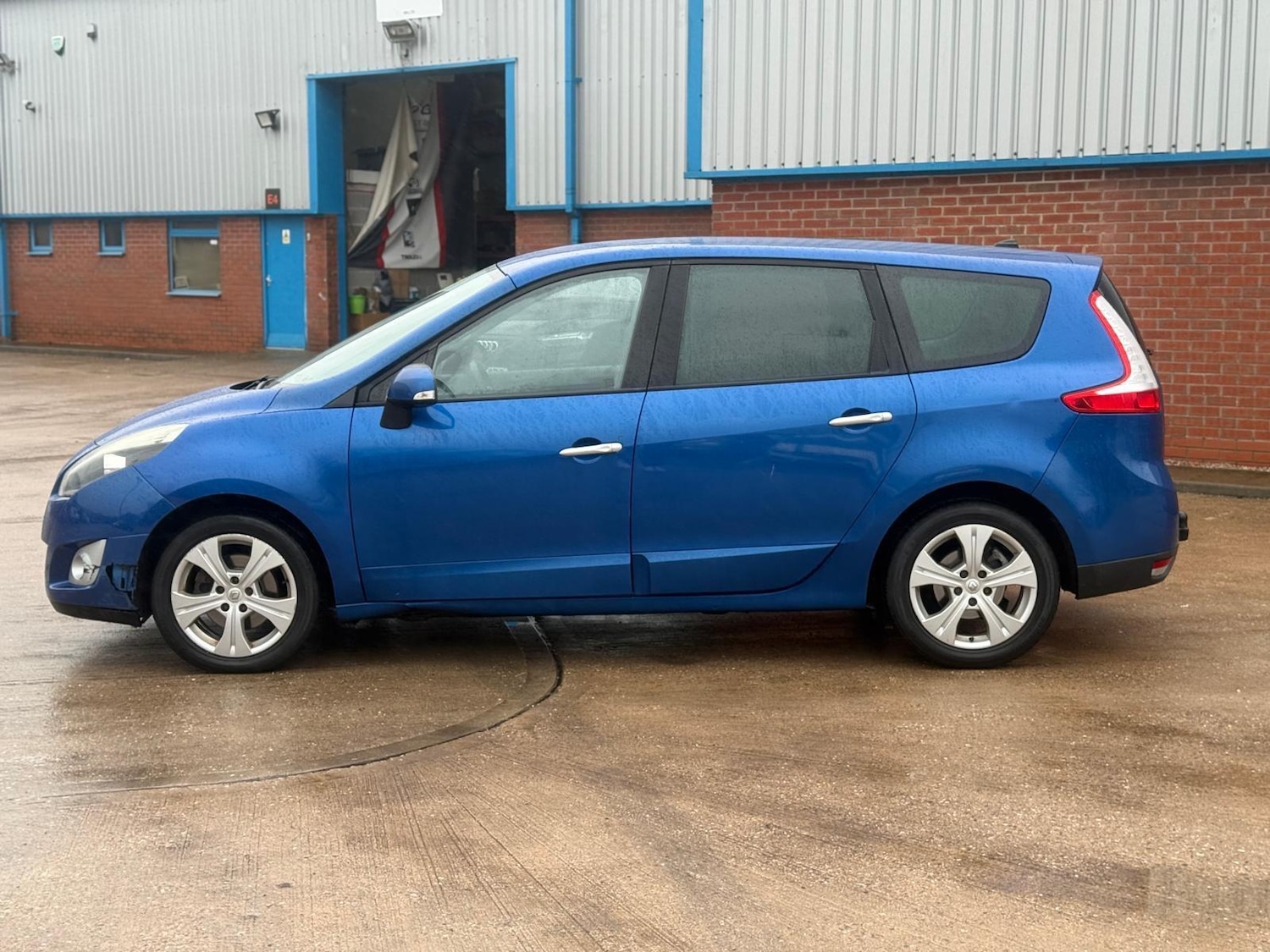 Used Renault Grand Scenic 2011 for sale - 77537357: Photo 4