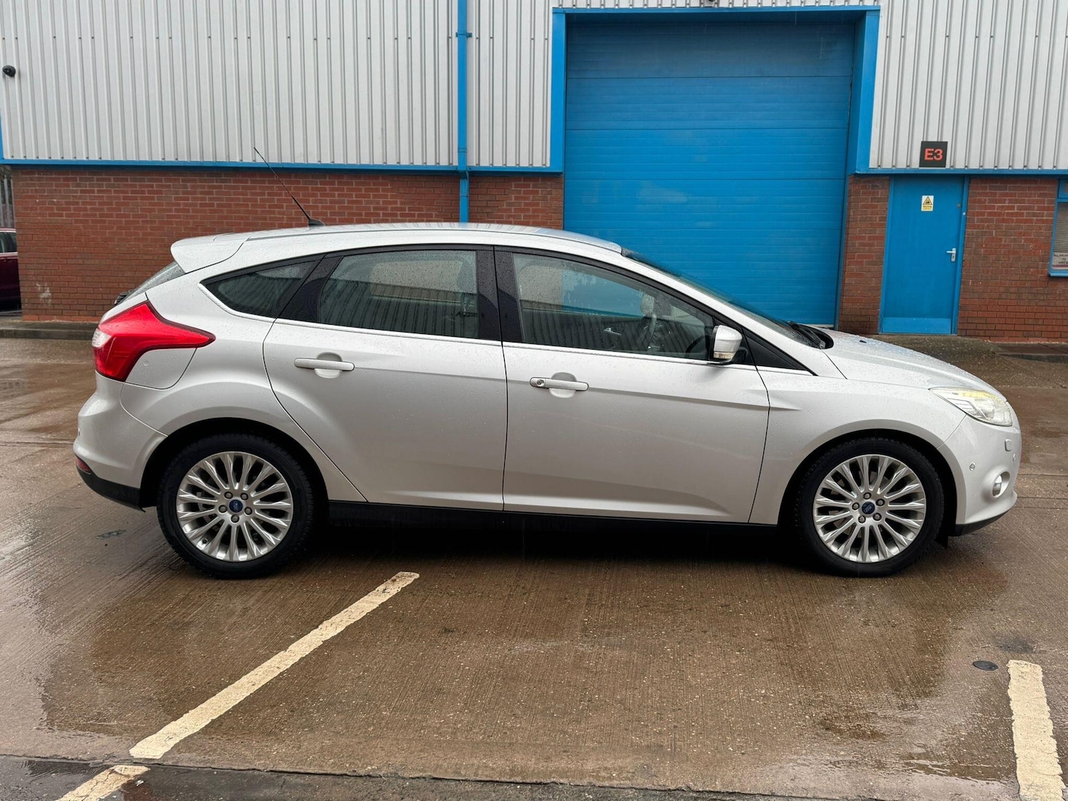 Used Ford Focus 2011 for sale - 77537838: Photo 3