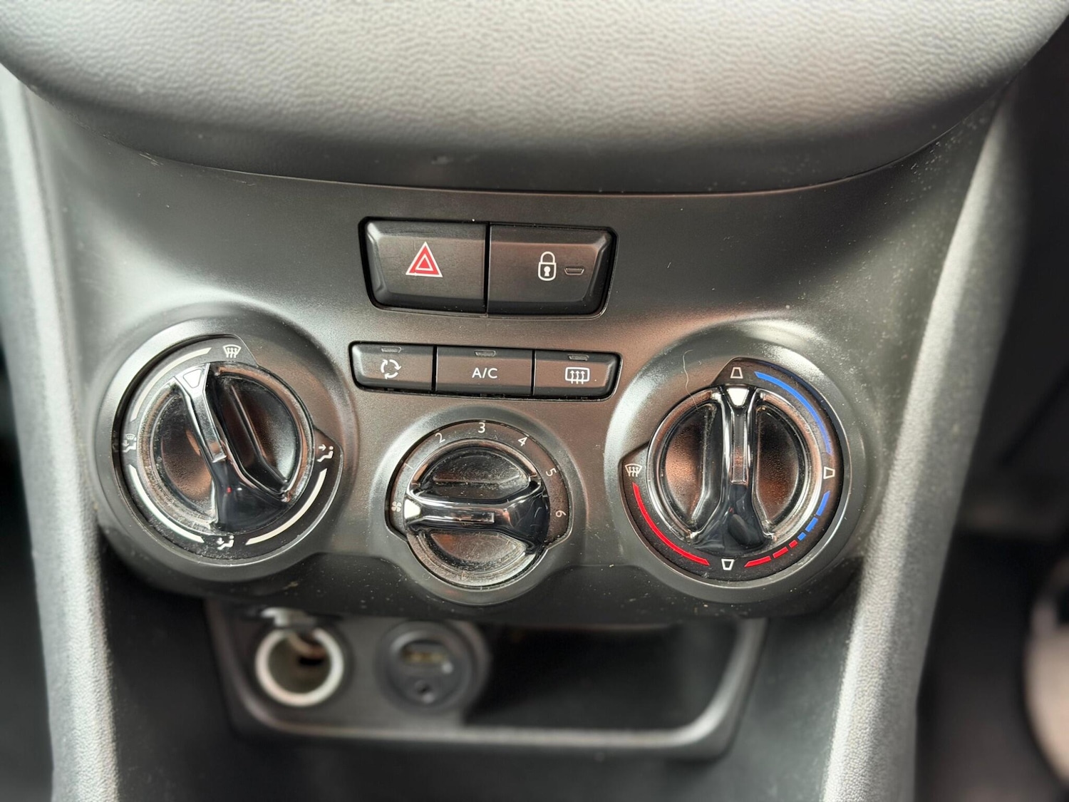 Used Peugeot 208 2014 for sale - 77994396: Photo 28