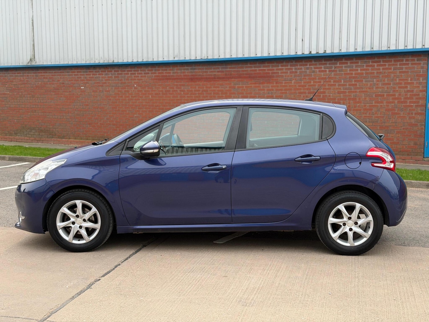 Used Peugeot 208 2014 for sale - 77994396: Photo 4