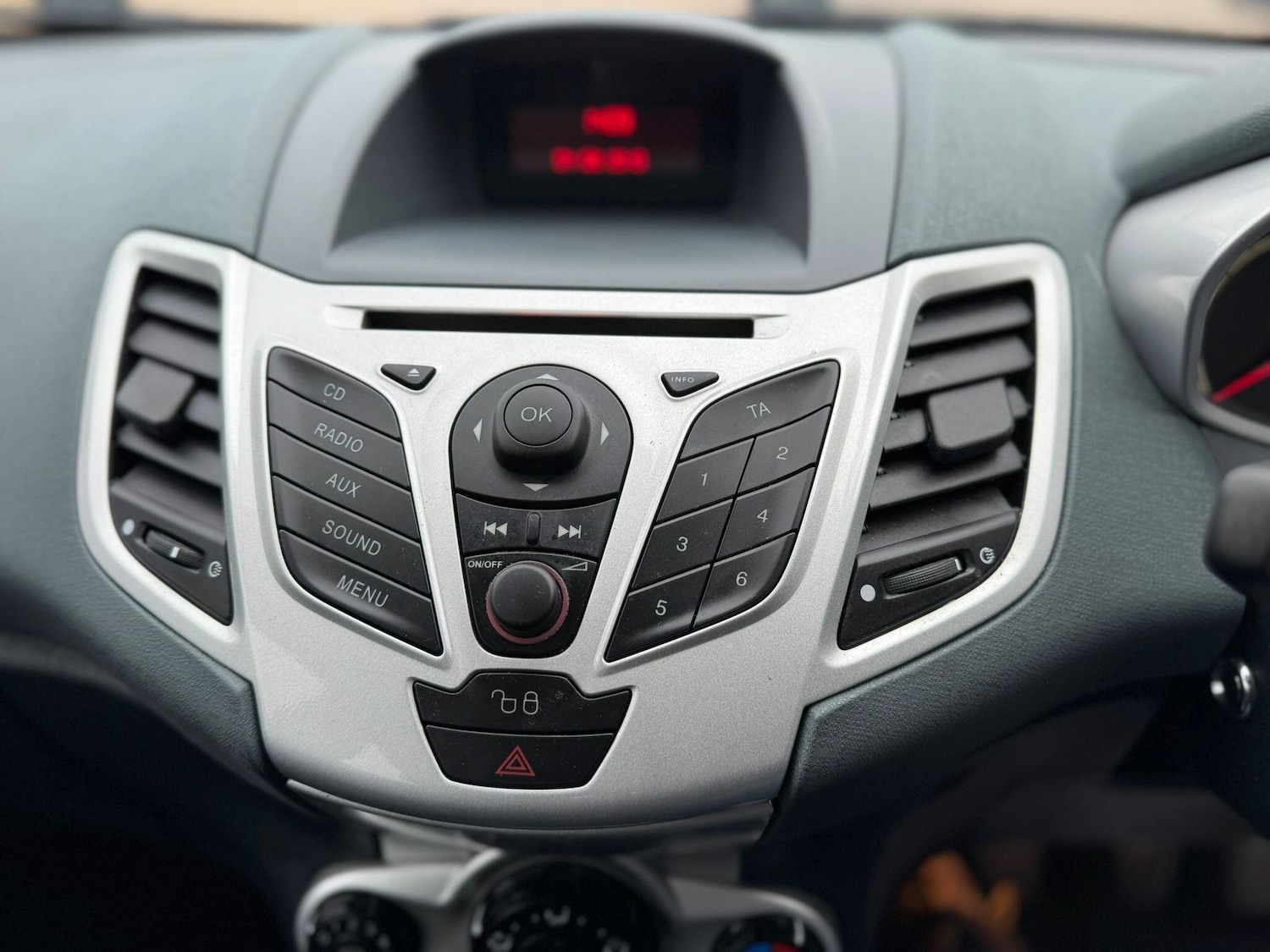 Used Ford Fiesta 2010 for sale - 76457709: Photo 16