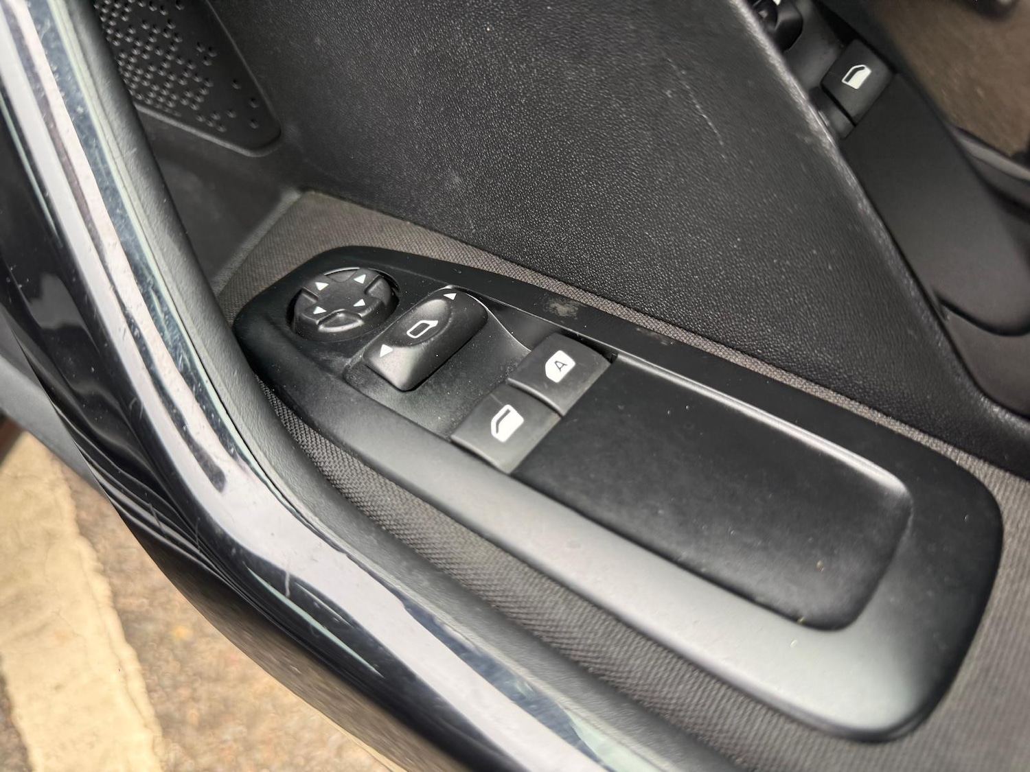 Used Peugeot 208 2015 for sale - 76472636: Photo 24