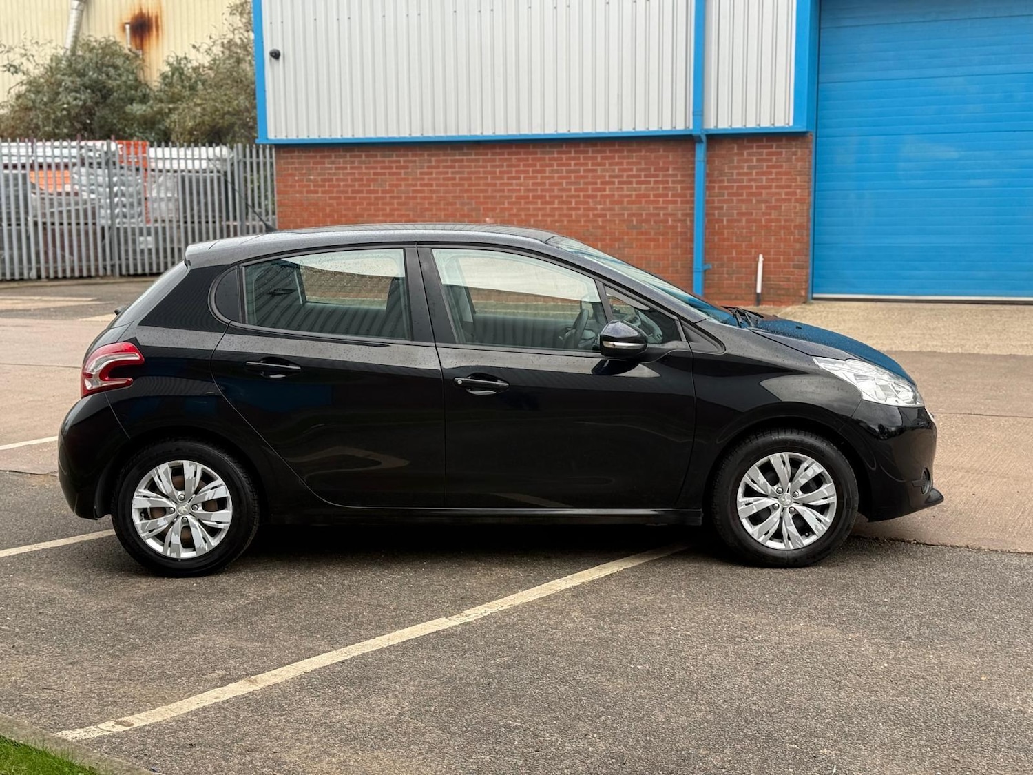 Used Peugeot 208 2015 for sale - 76472636: Photo 3