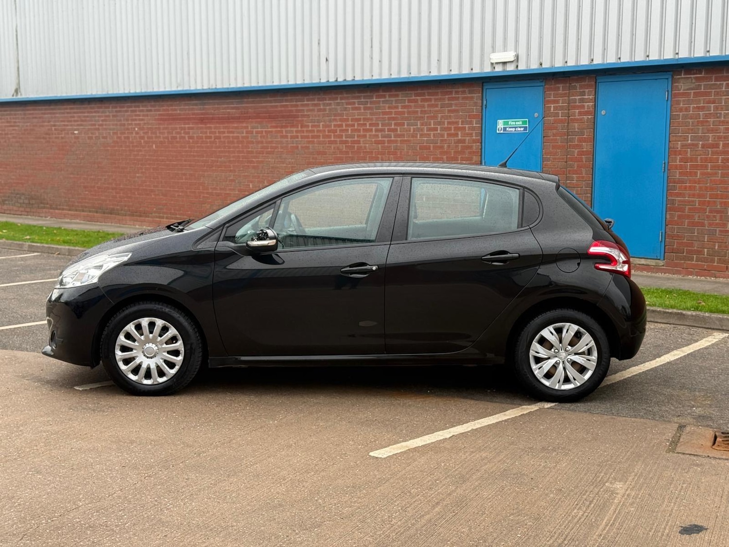 Used Peugeot 208 2015 for sale - 76472636: Photo 4