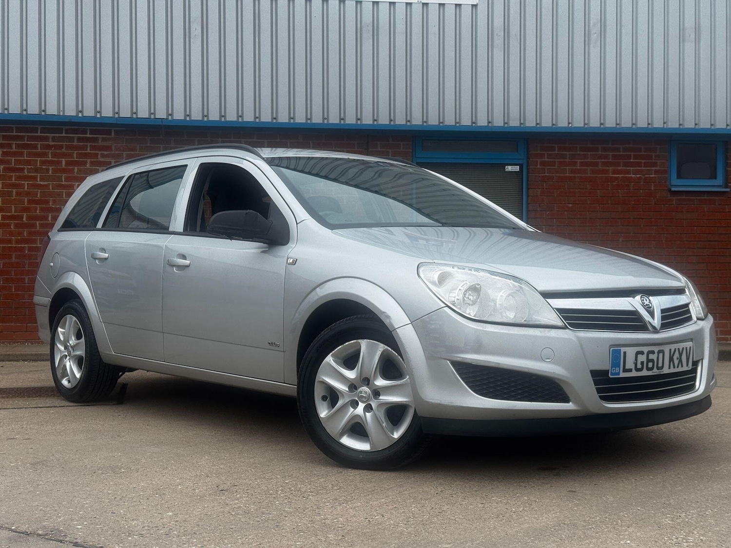 Used Vauxhall Astra 2010 for sale - 77737848: Photo 2