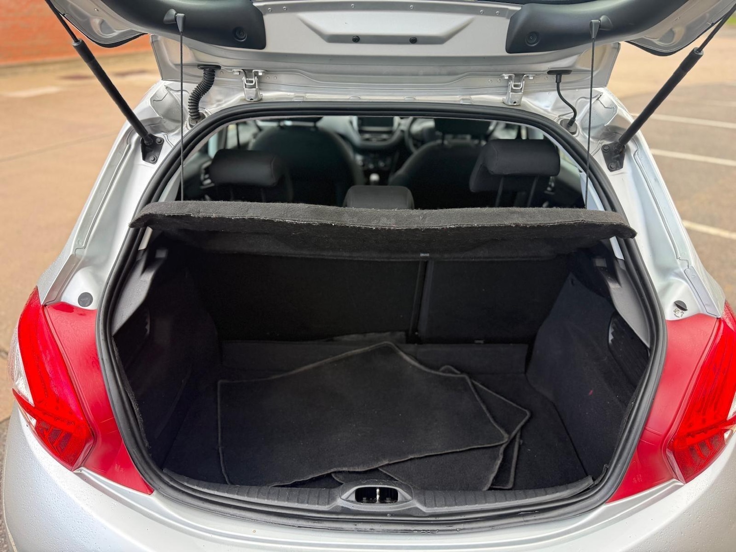 Used Peugeot 208 2013 for sale - 76349772: Photo 26