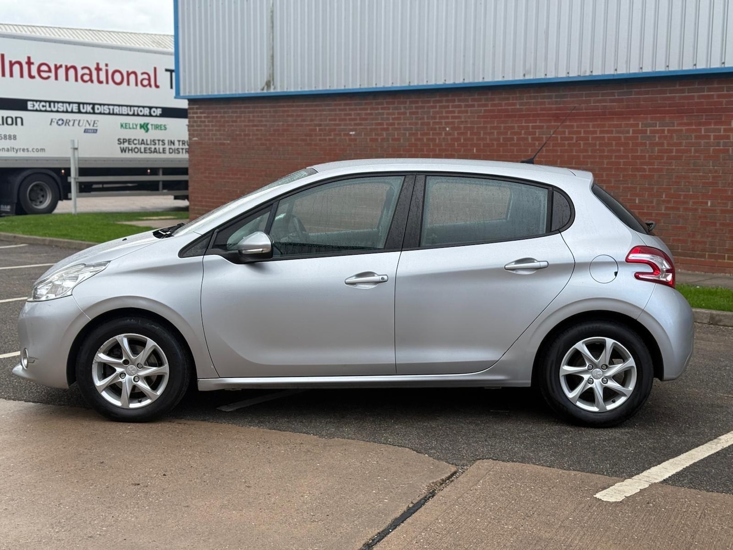 Used Peugeot 208 2013 for sale - 76349772: Photo 3