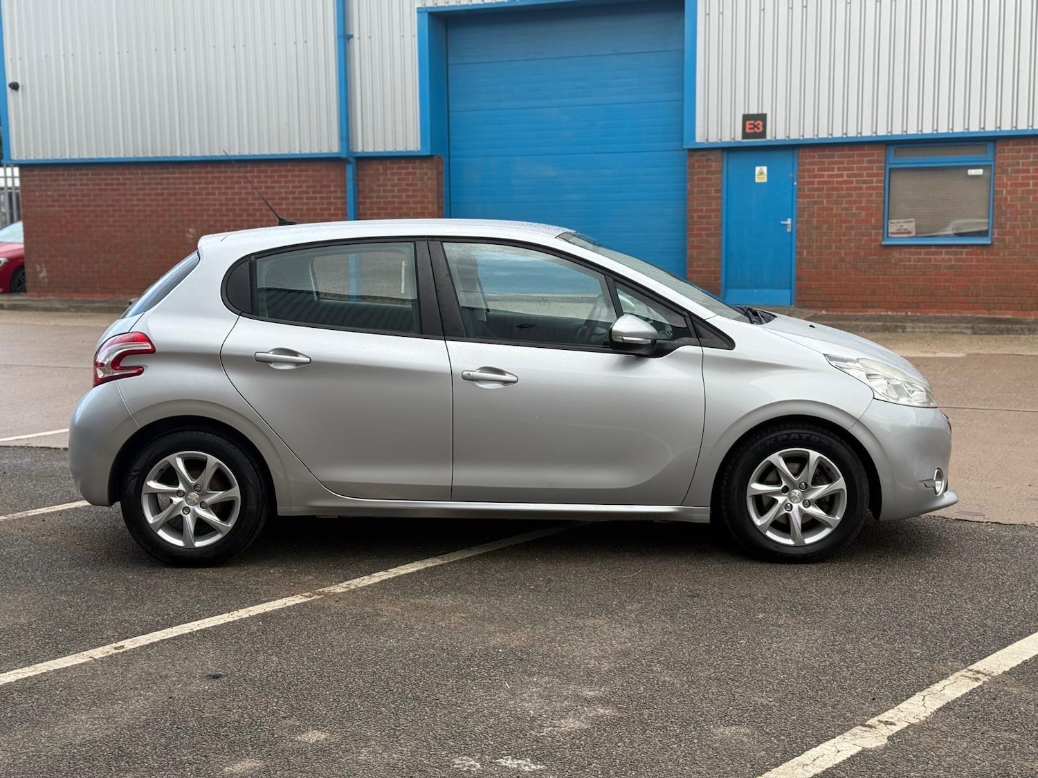 Used Peugeot 208 2013 for sale - 76349772: Photo 4