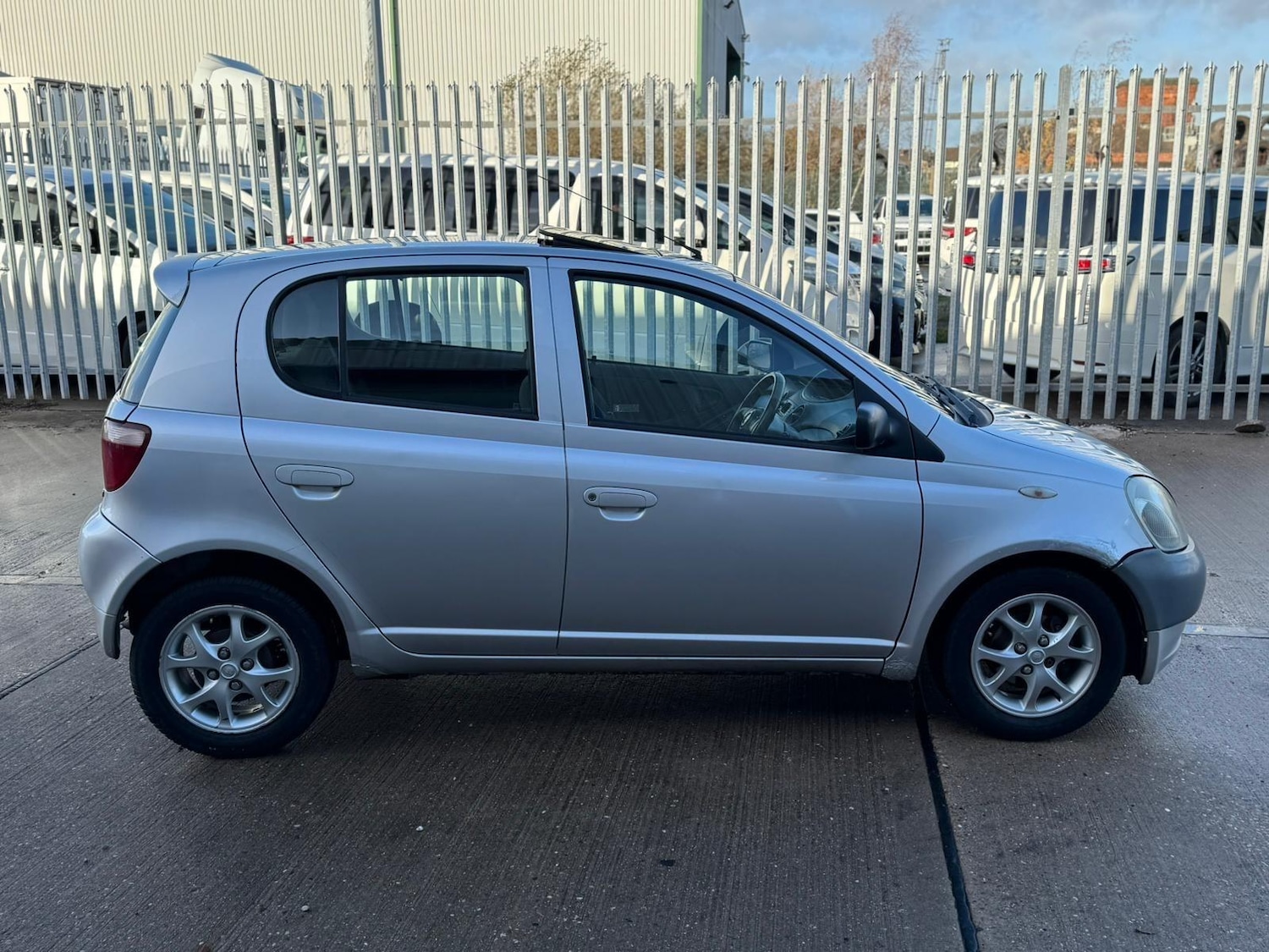 Used Toyota Yaris 2002 for sale - 76899279: Photo 3
