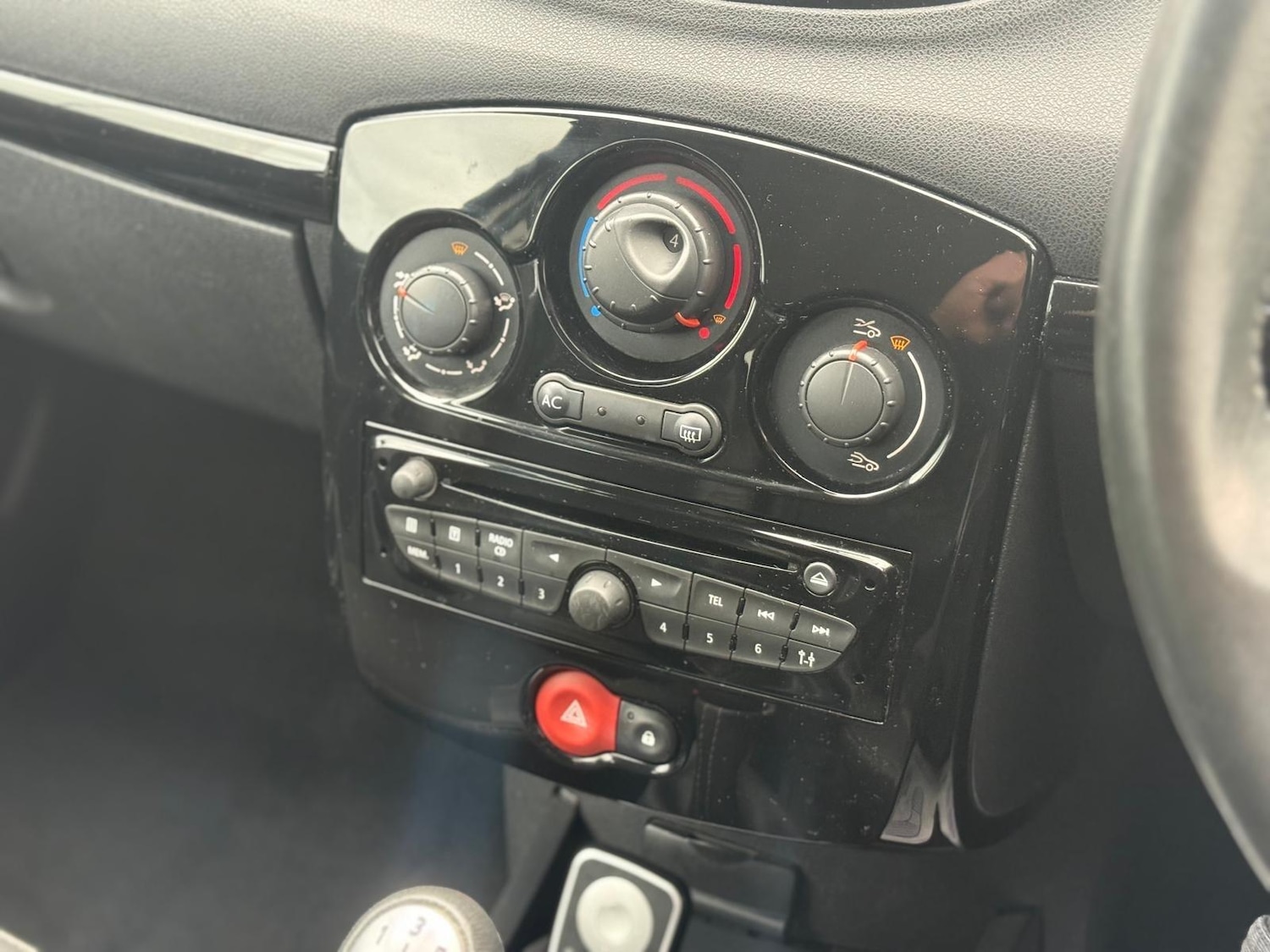 Used Renault Clio 2012 for sale - 76632747: Photo 21