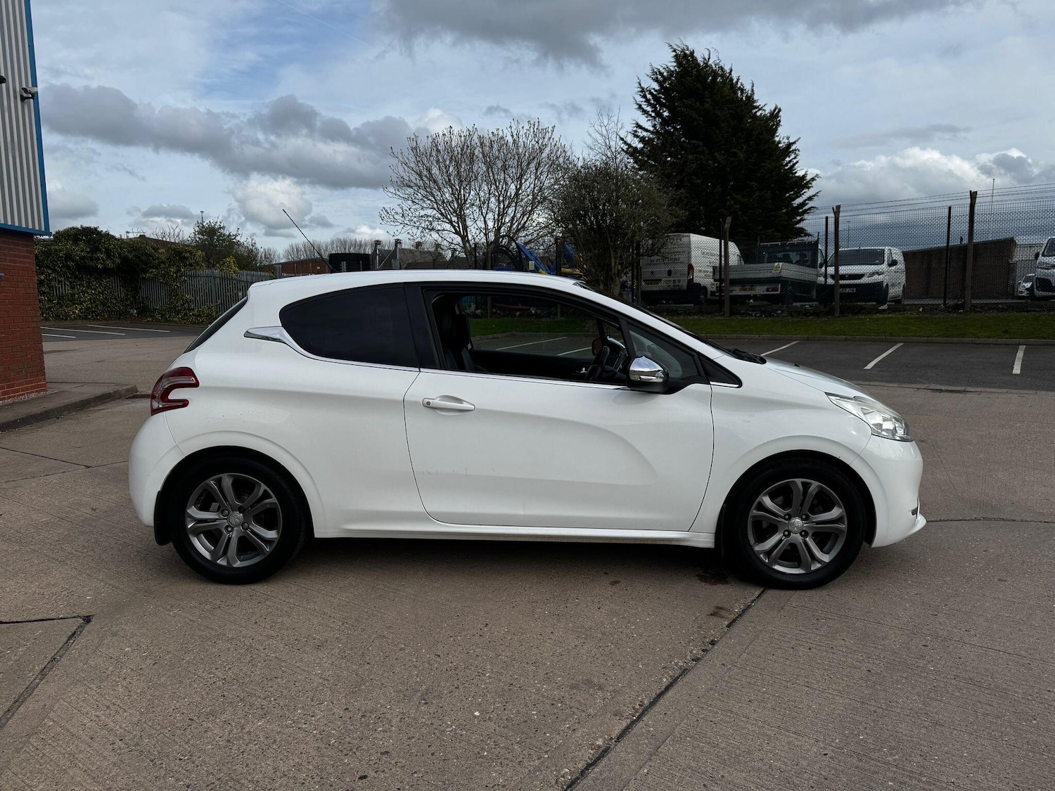 Used Peugeot 208 for sale - 78128207: Photo 4