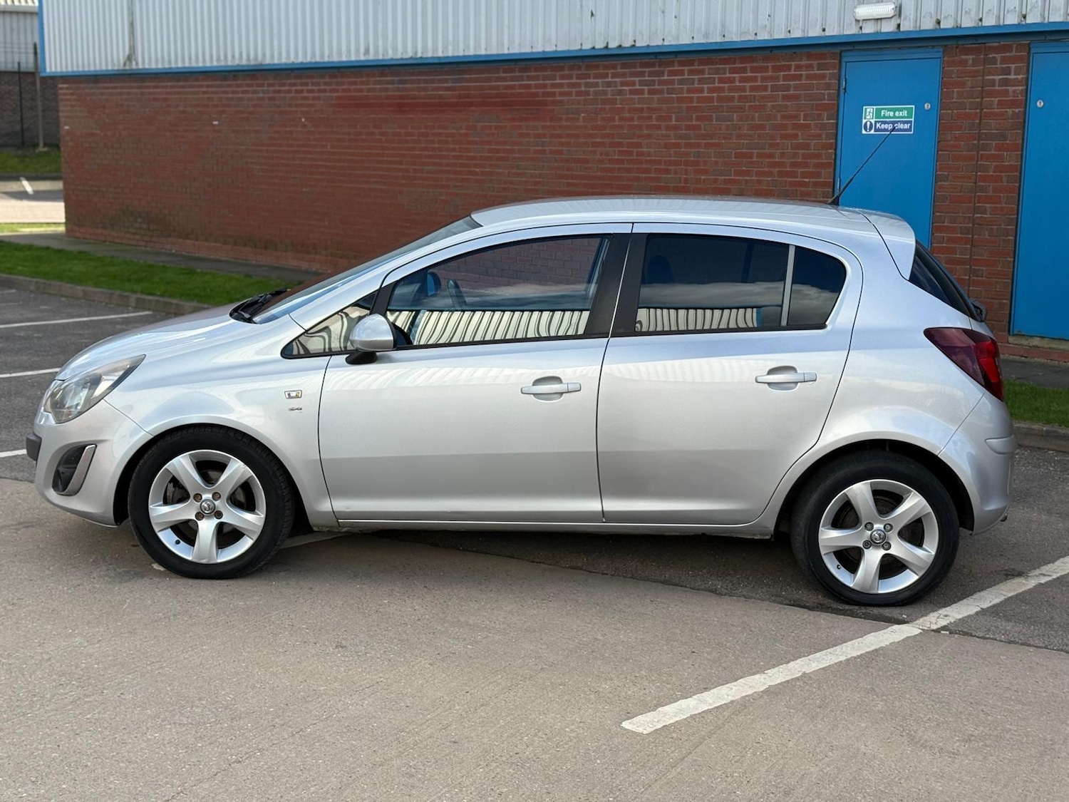Used Vauxhall Corsa 2013 for sale - 77637738: Photo 4